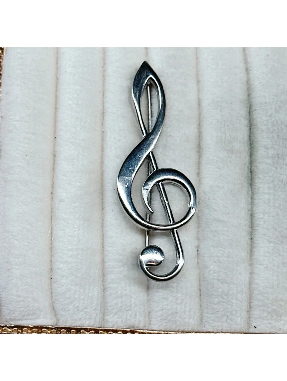 381u. Silvertone Treble Clef Music Brooch